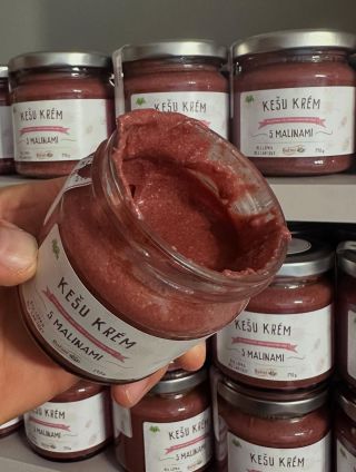 Objevte dokonalou kombinaci jemného kešu krému a sladkých jahod! Ideální pochoutka, která vás dostane na první ochutnání....