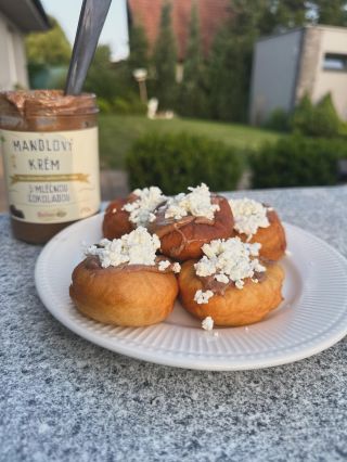 Neděle v rytmu Božských oříšků ✨ Domácí vdolky, oříškové máslo a klid. To je náš #happysunday 😍 #bozskeorišky #nutbutter...