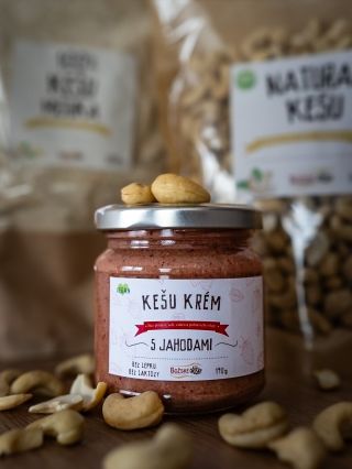 Spojení kešu ořechů a křehkých lyofilizovaných jahod vytváří chuť, která je ukrytá v jedné skleničce✨🍓🥄 💯% kvalita surovin...