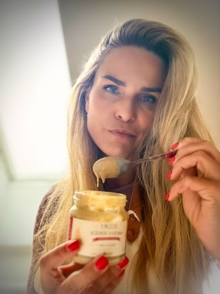 Protože si zasloužíš sladkou chvilku jen pro sebe. 🤍 🥐♥️Vanilkový rohlíček připomíná sladkost zimních večerů. Jemný,...